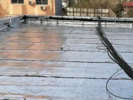 龙岩市卫生间漏水维修公司分享下龙岩市屋面楼顶防水刚性防水层施工要点。